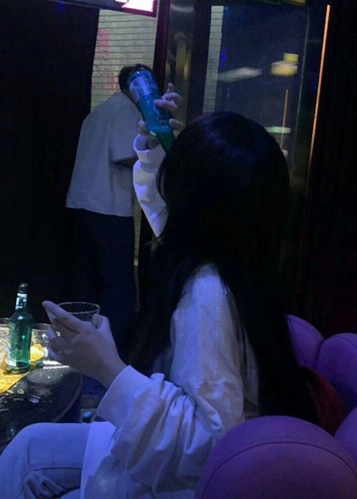 Hình gái xinh 2k9 vui vẻ bên đồ uống
