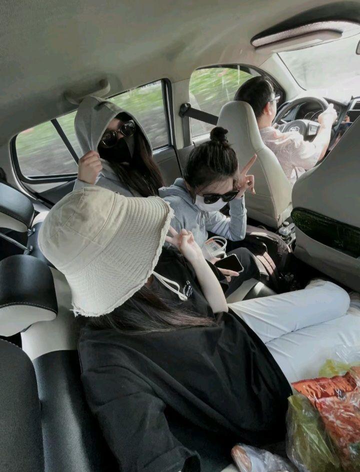 Gái Xinh Ngực To Ngồi Trong Xe Hơi