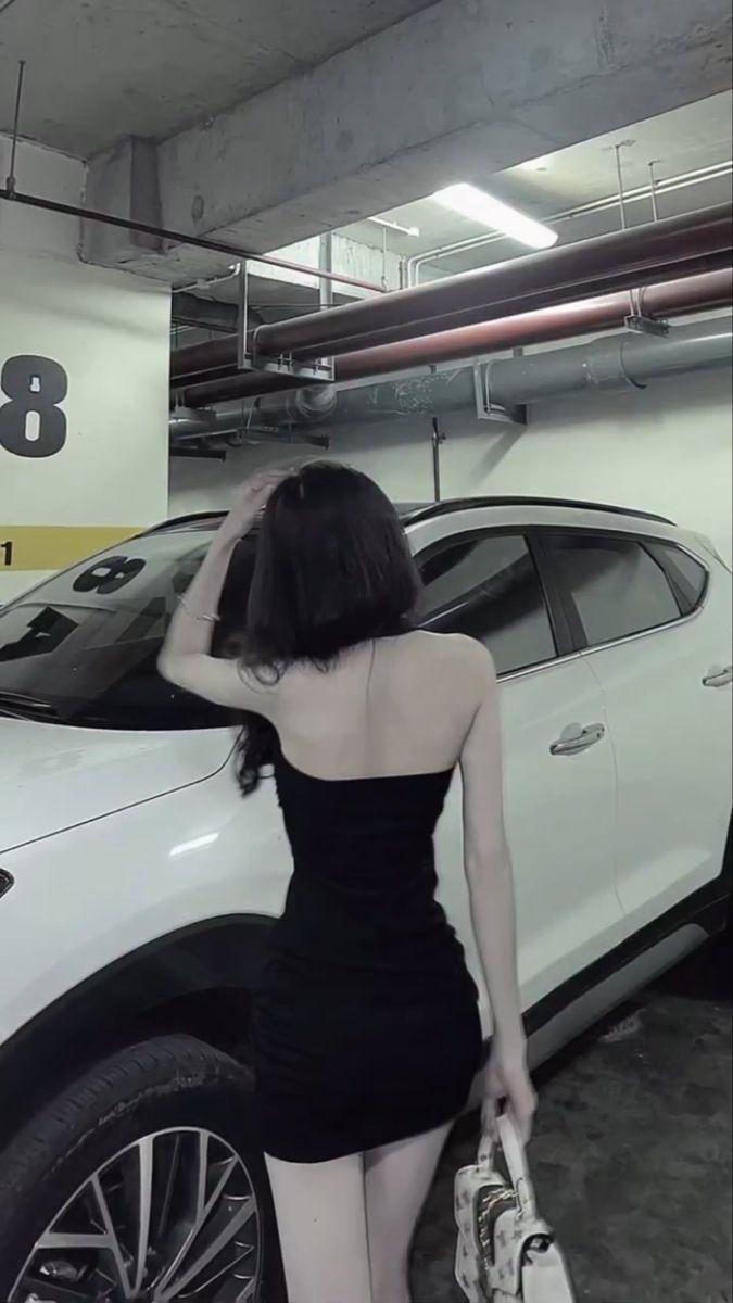 Ảnh gái xinh đeo khẩu trang bên xe hơi thời trang