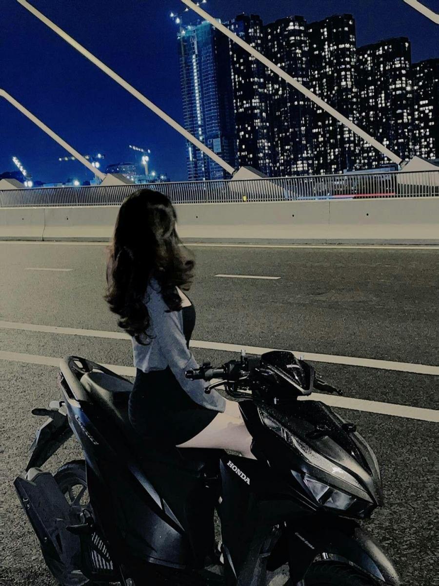 Gái xinh 9x và gái xinh tè bên xe máy đen
