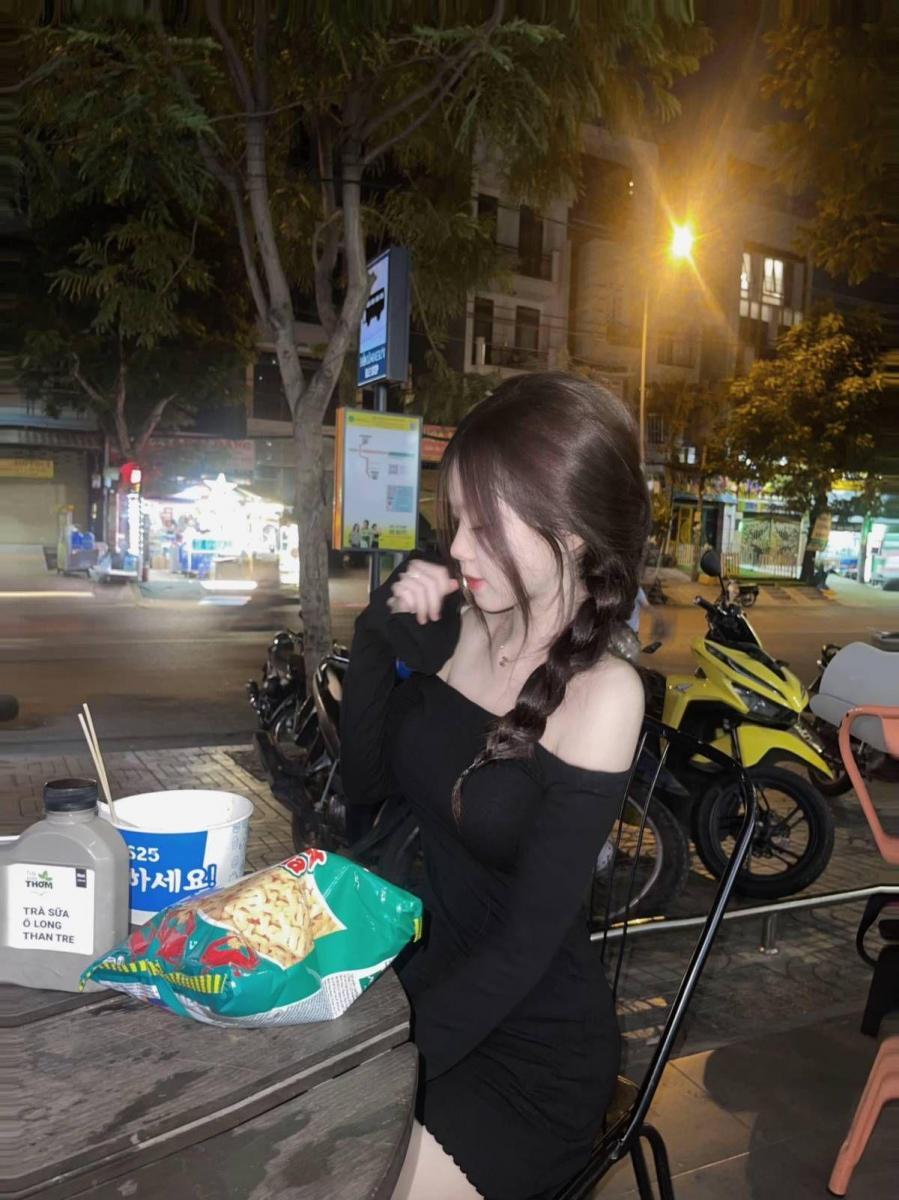 Gái xinh ở chuồng và gái xinh ở truồng bên xe máy