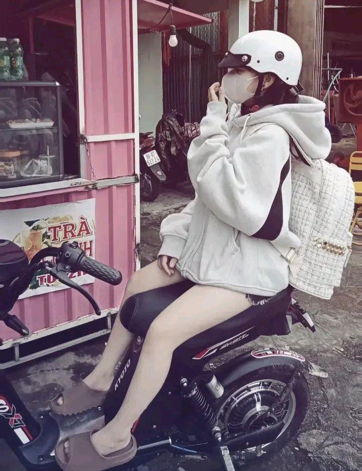Ảnh gái xinh tây bên xe máy đẹp