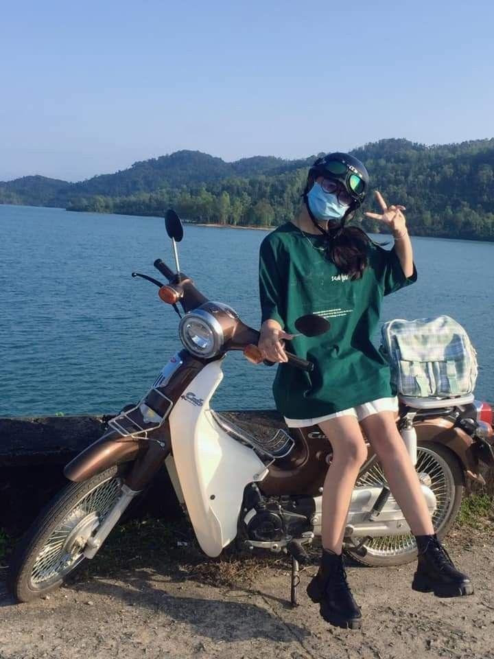 Gái xinh lớp 7 và lớp 8 bên xe máy