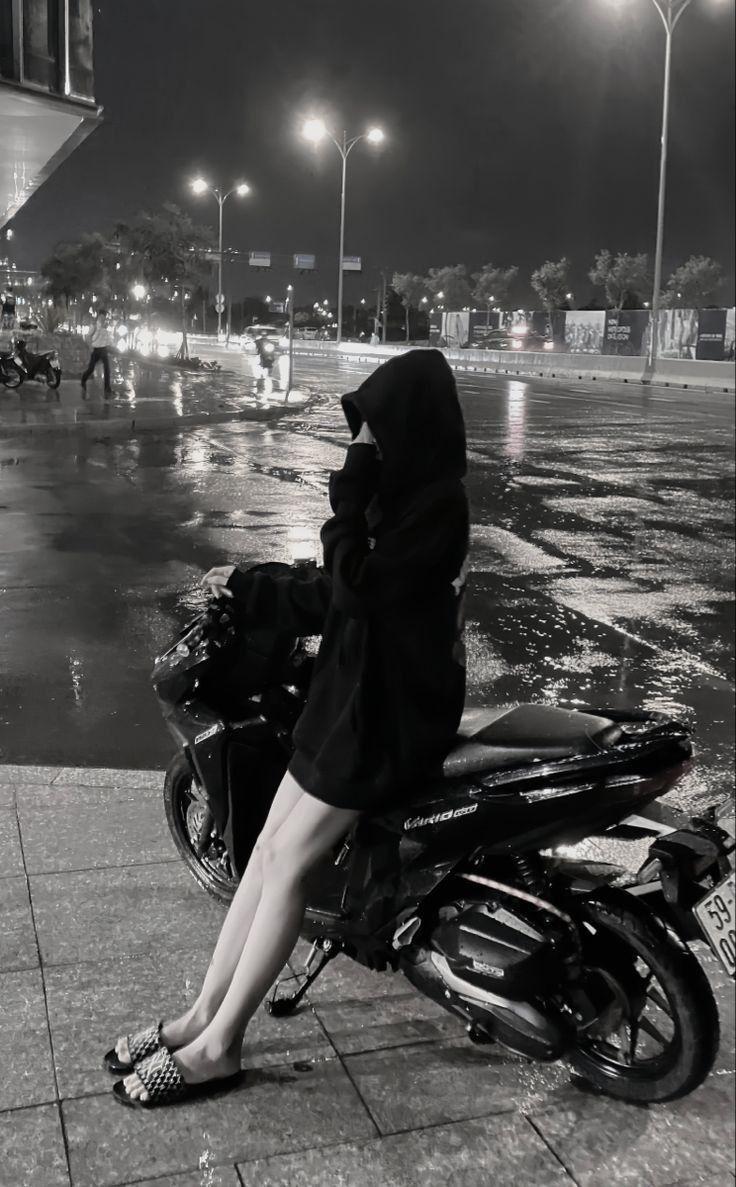 Ảnh gái xinh mặc sexy bên xe máy trắng đen