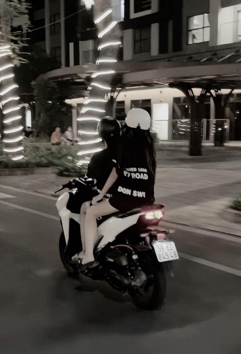 Ảnh gái xinh đẹp ngồi trên xe máy giữa đêm khuya