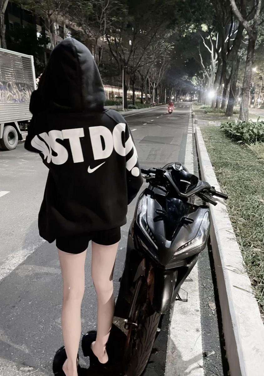 Ảnh gái xinh ngực to trên xe máy