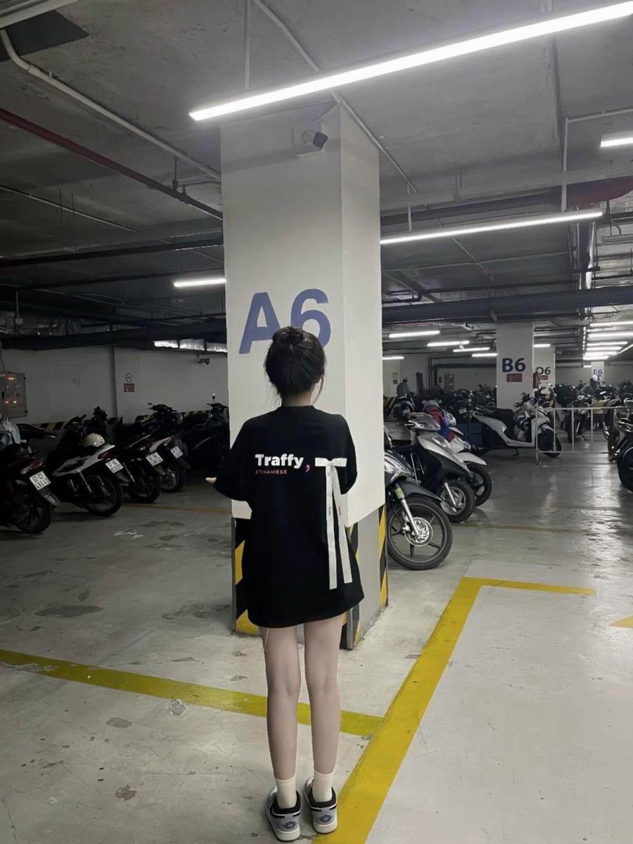 Gái xinh 9x bên xe tay ga đẹp