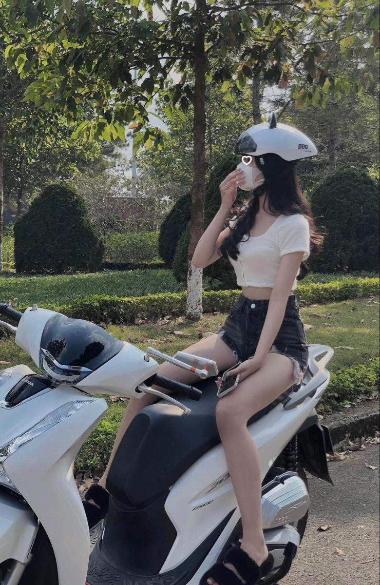 Gái xinh hở bạo với xe tay ga cực chất