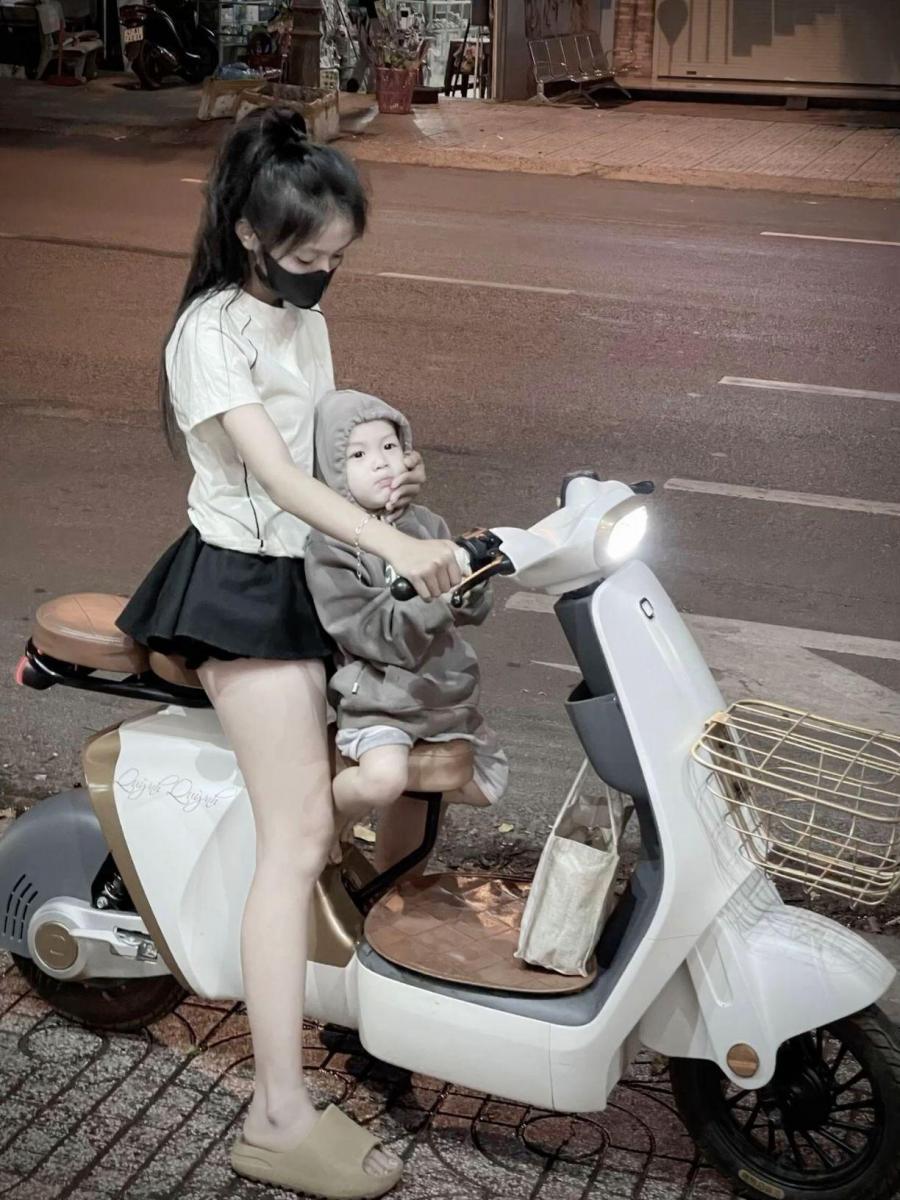Gái xinh chân dài bên xe tay ga đẹp