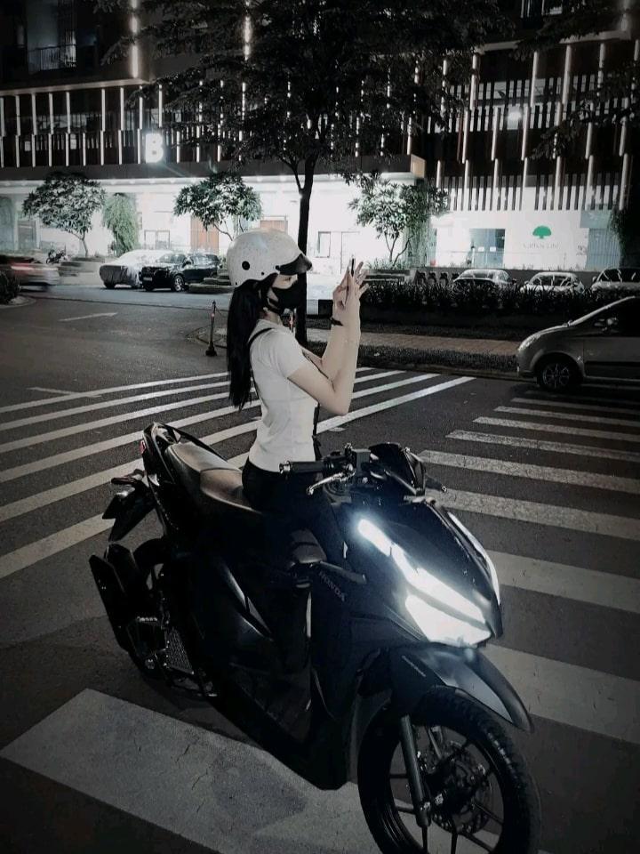 Ảnh gái xinh HD ngực to bên xe tay ga đen