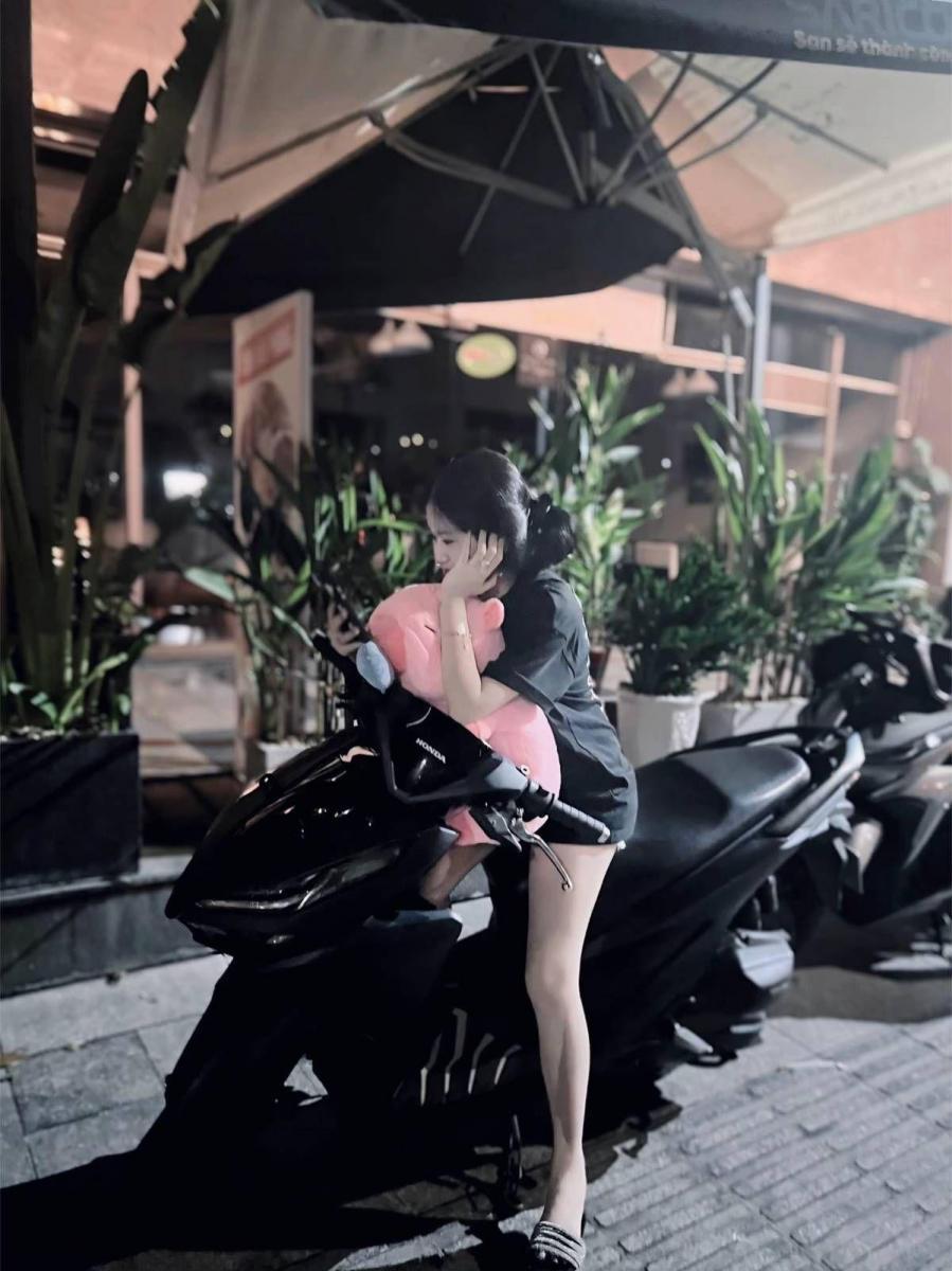 Gái Xinh Ngực To Xe Tay Ga Đen Chân Bùn