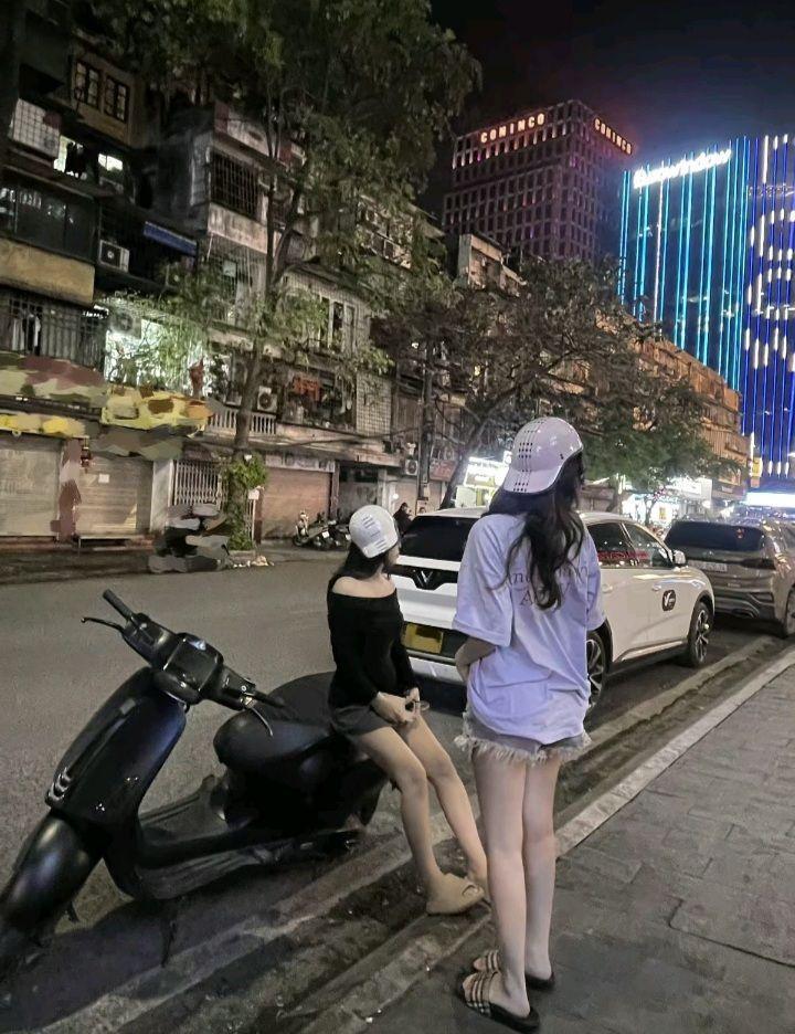 Ảnh gái xinh lớp 7 trong váy ngắn và đồ ngủ