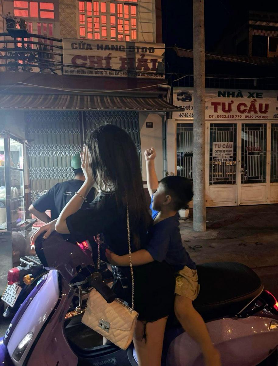 Ảnh gái xinh 9x với xe tay ga đen chiều sáng ô tô