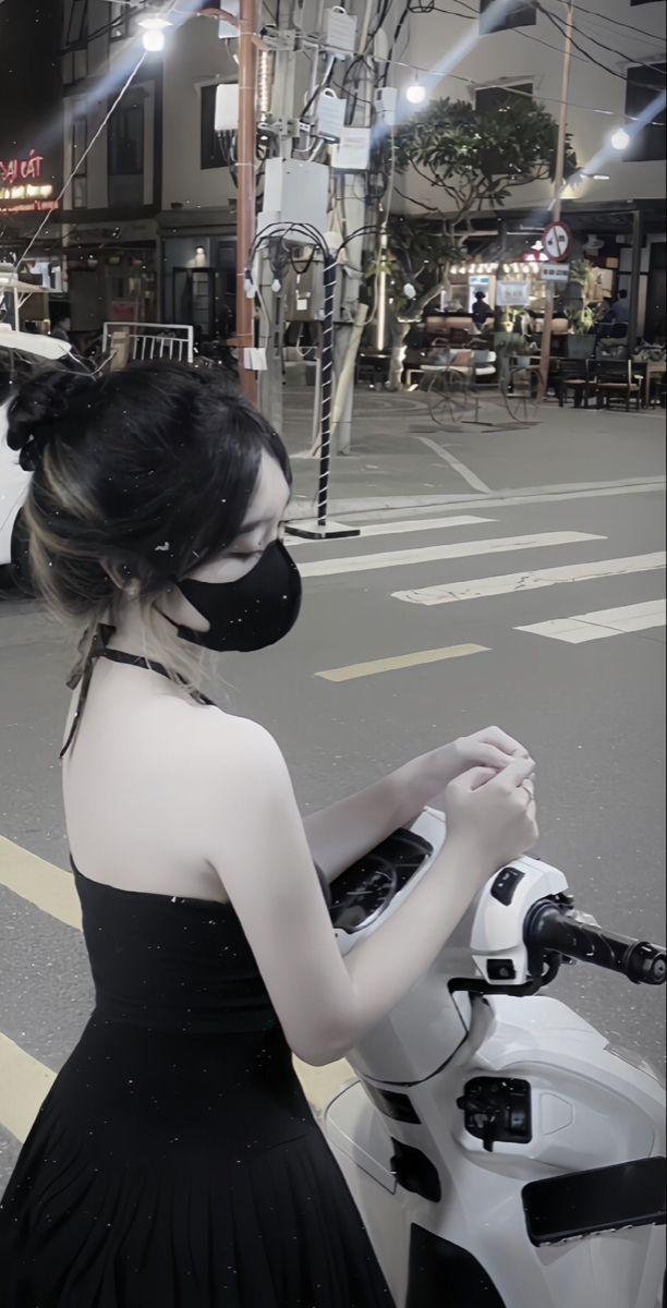 Gái xinh khoe ngực bên xe tay ga đẹp