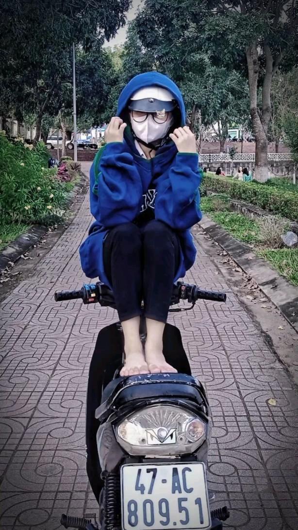 Gái xinh sexy bên xe tay ga đẹp