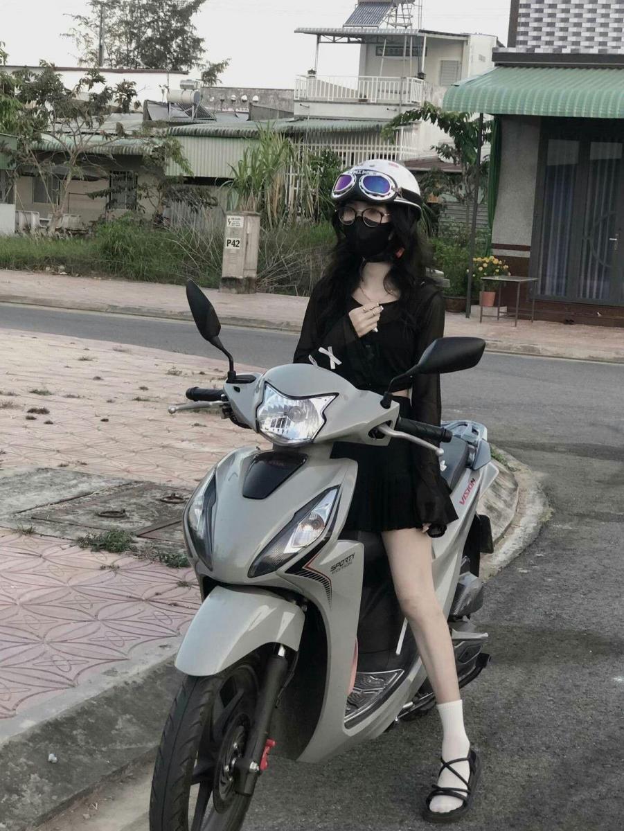 Gái xinh 6789 bên xe tay ga đẹp