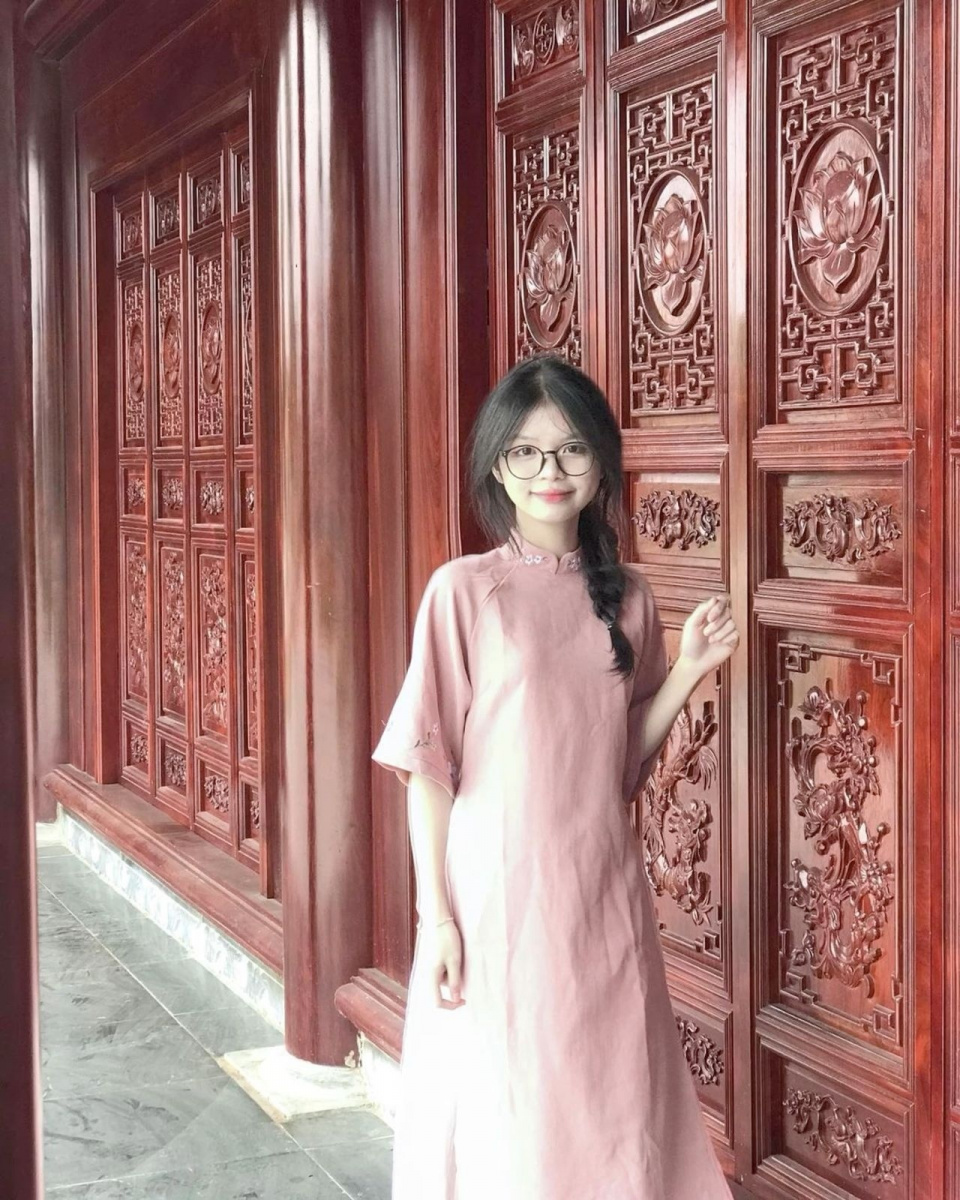 Ảnh cô gái cute trong áo choàng váy cưới đẹp