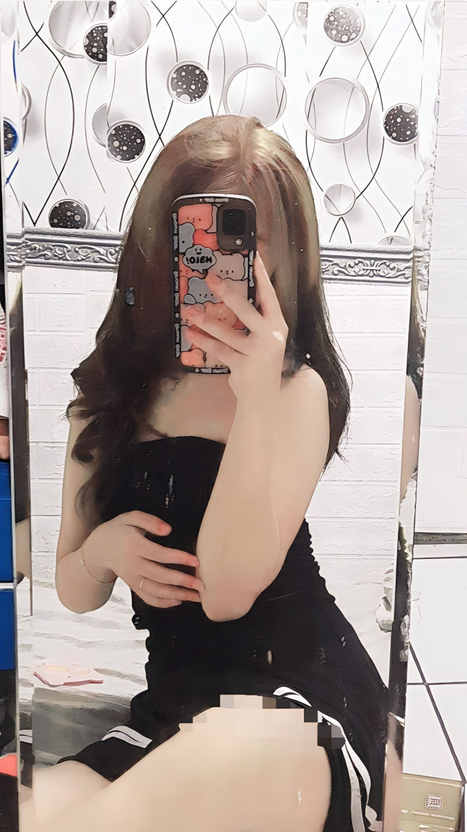 Ảnh cô gái xinh đẹp trong áo sơ mi không tay
