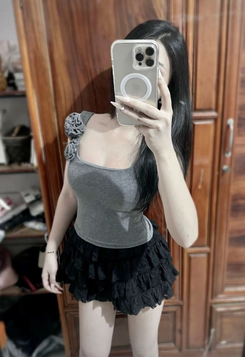 Ảnh gái xinh đẹp trong áo sơ mi không tay