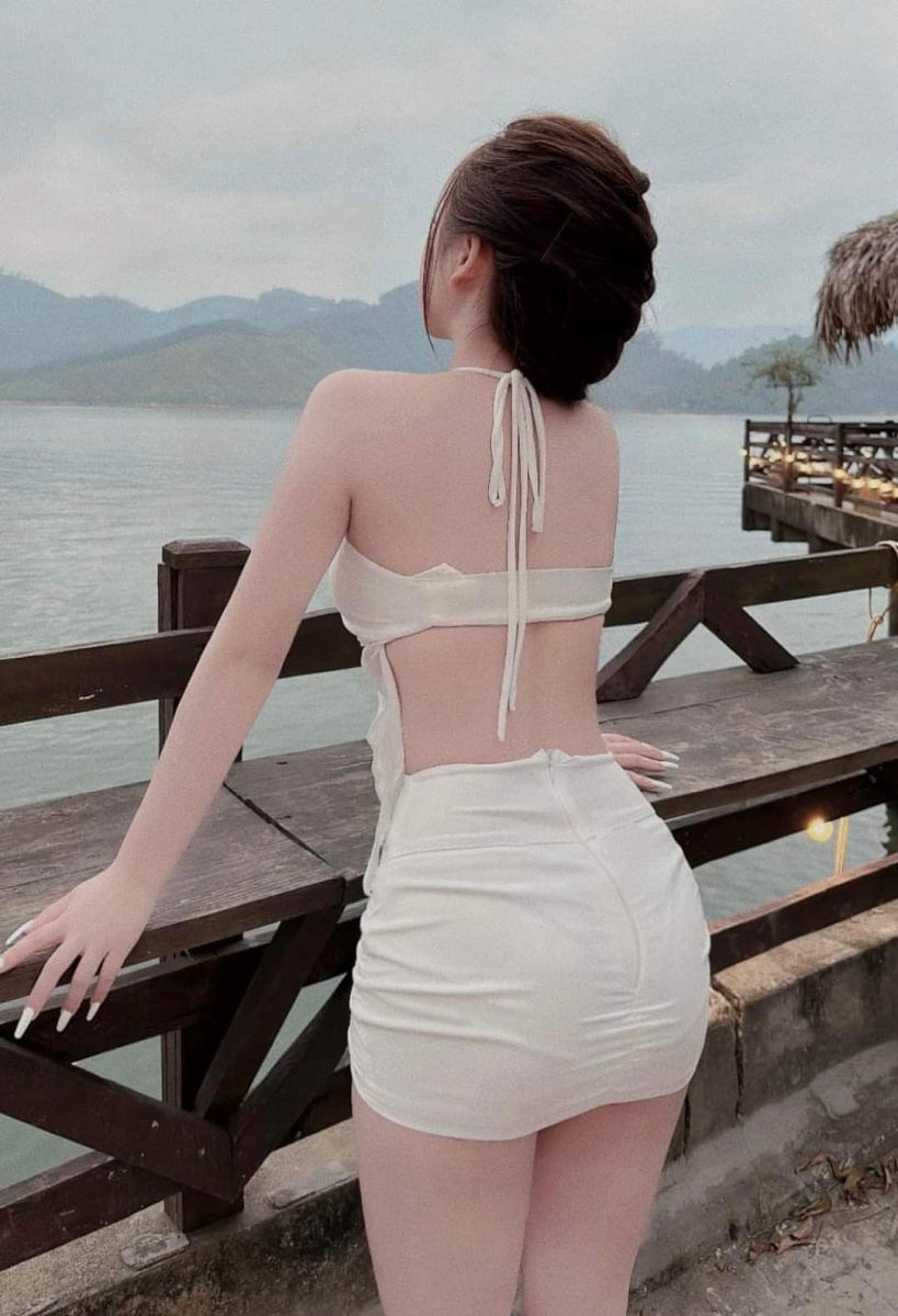 Ảnh cô gái xinh đẹp, da sáng trong đồ bơi và váy cocktail
