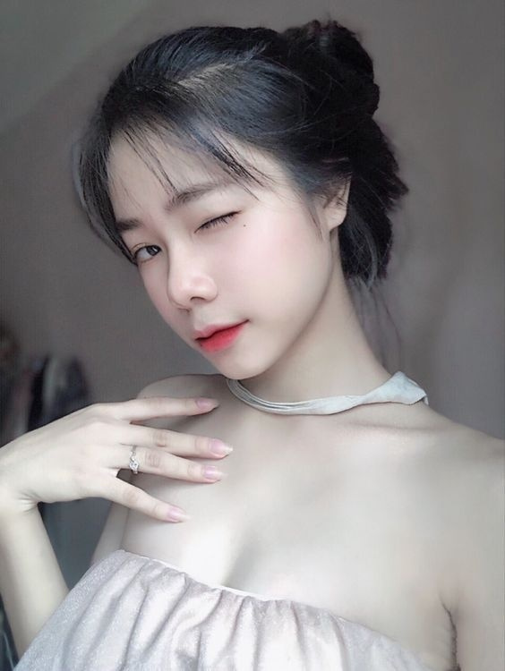 Hình cô gái xinh đẹp với làn da trắng và tóc dài