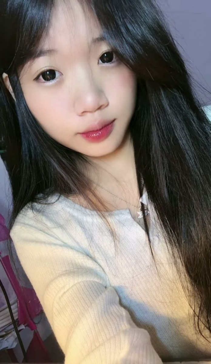 Ảnh cô gái xinh đẹp da trắng tóc đen