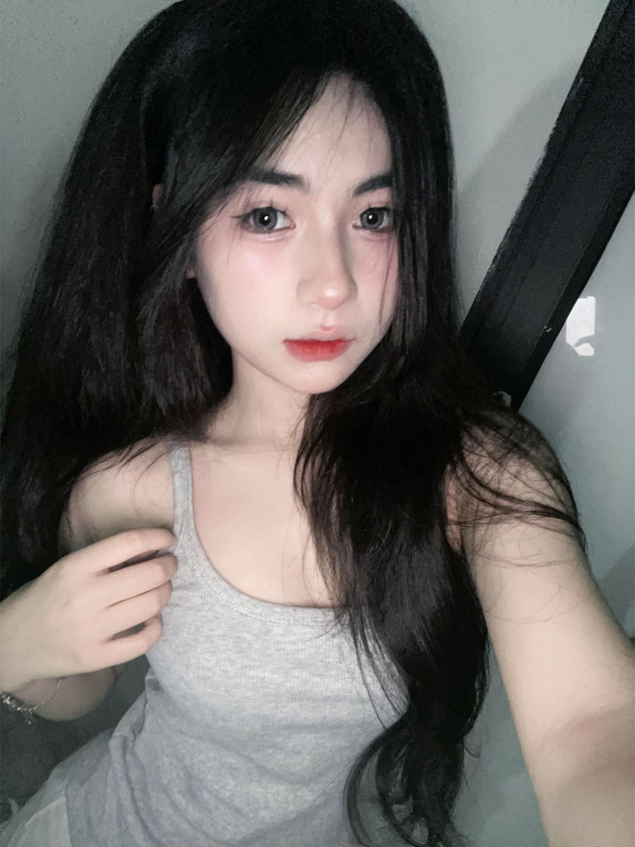 cô gái Xinh Đẹp Da Trắng Tóc Đen