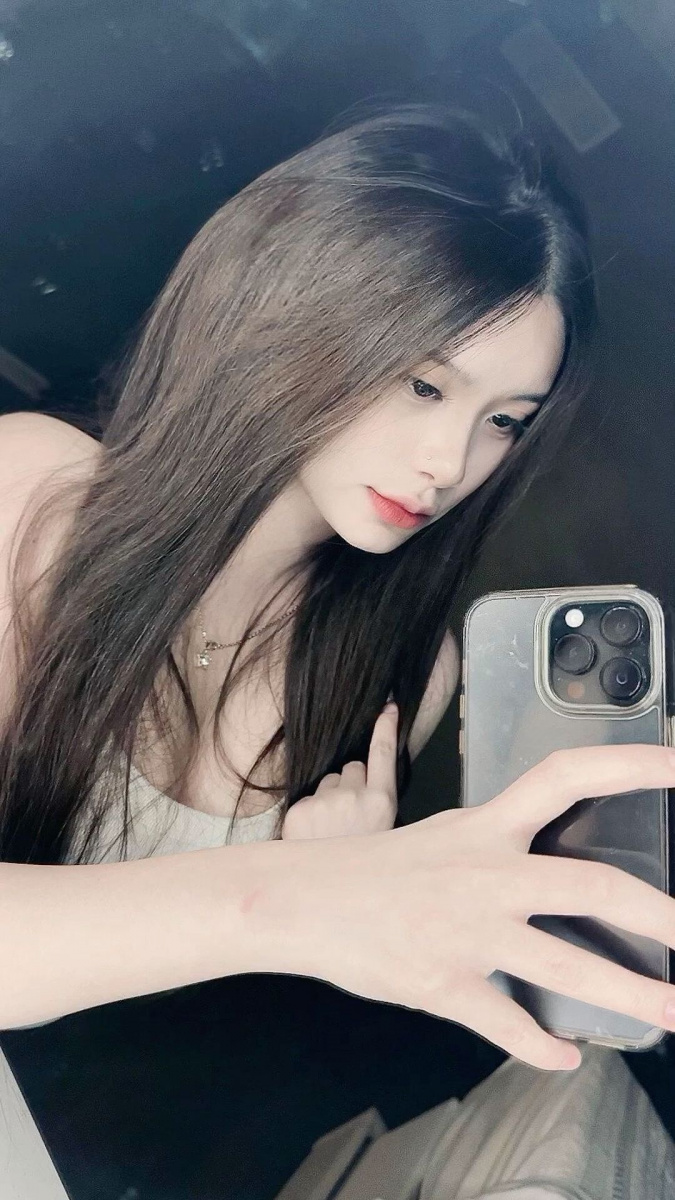 Ảnh cô gái xinh đẹp da trắng tóc đen