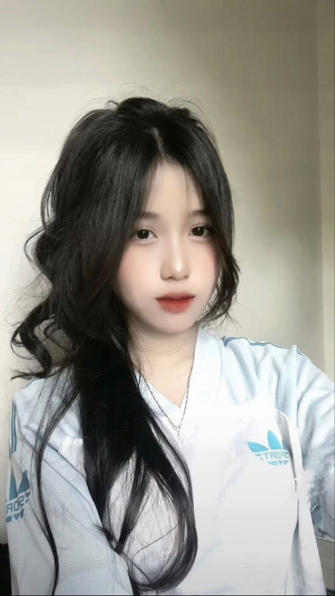 Ảnh sexy gái xinh với làn da trắng và tóc đen