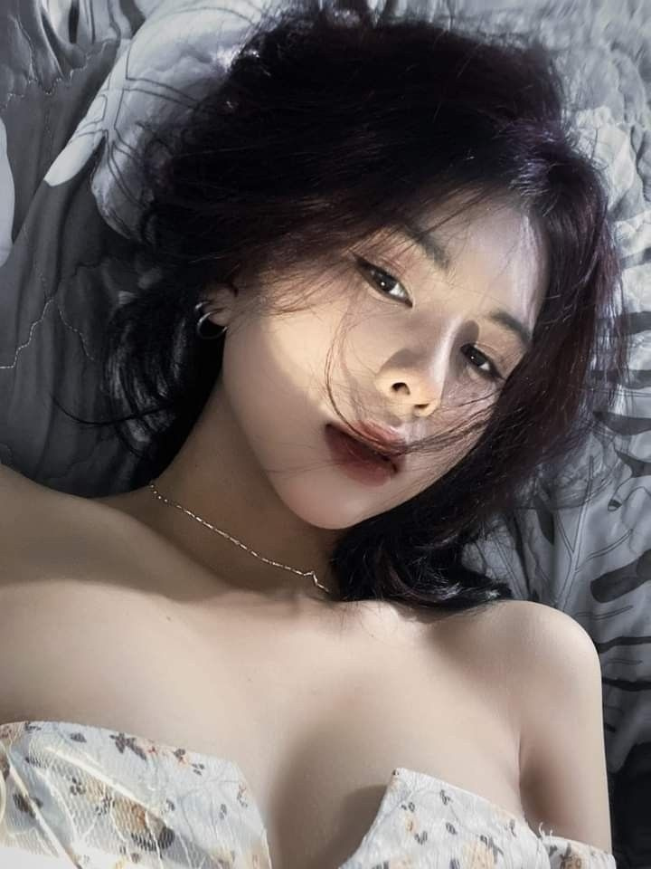 cô gái Xinh Đẹp Da Trắng Tóc Đen