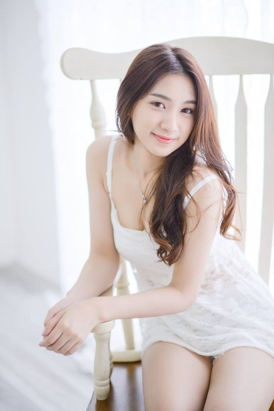 cô gái xinh đẹp da trắng tóc đen