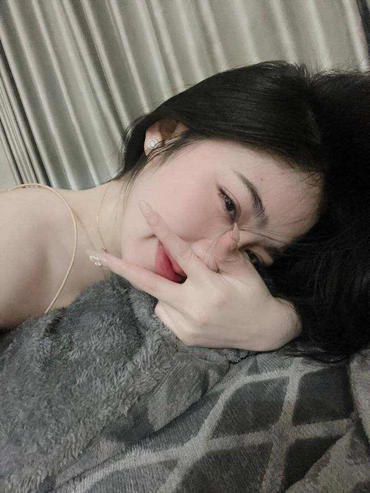 Ảnh cô gái xinh đẹp da trắng tóc đen HD