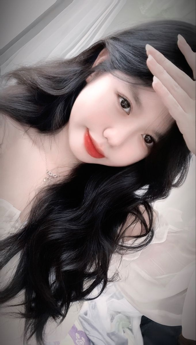 Ảnh cô gái xinh xắn với làn da trắng và tóc đen