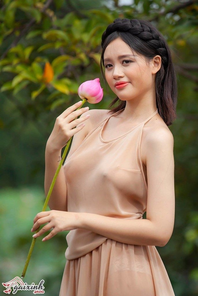 Ảnh cô gái xinh đẹp với tóc đen