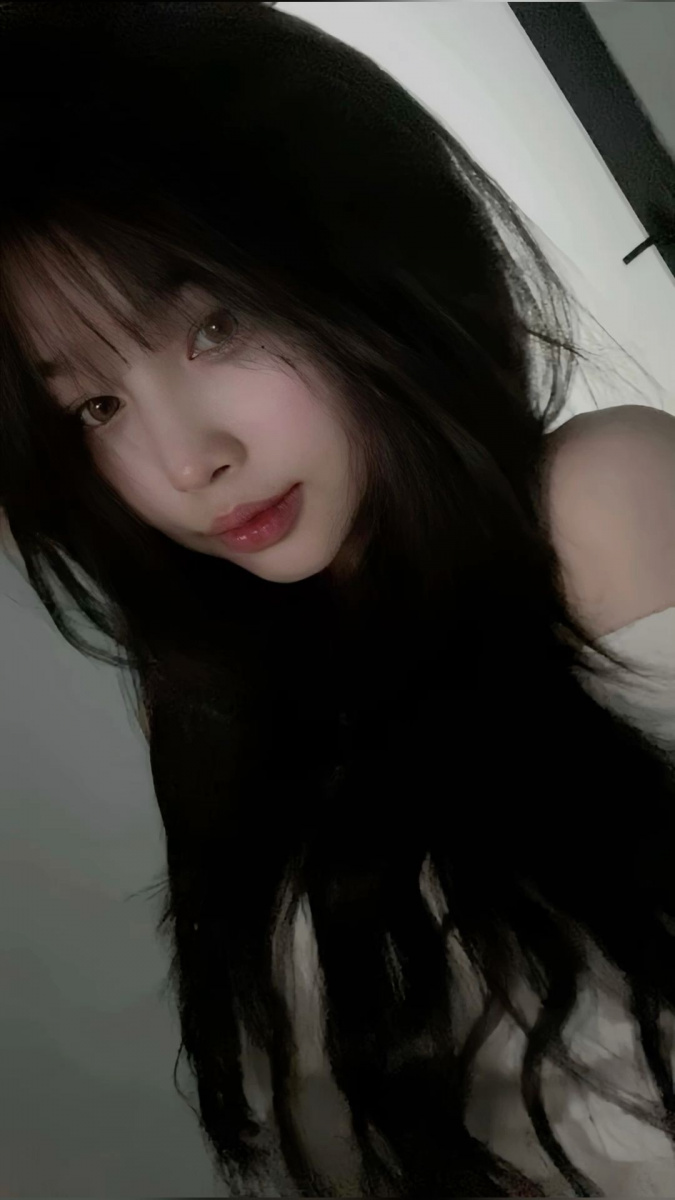 Ảnh cô gái xinh đẹp, tóc đen và vẻ sexy, cute