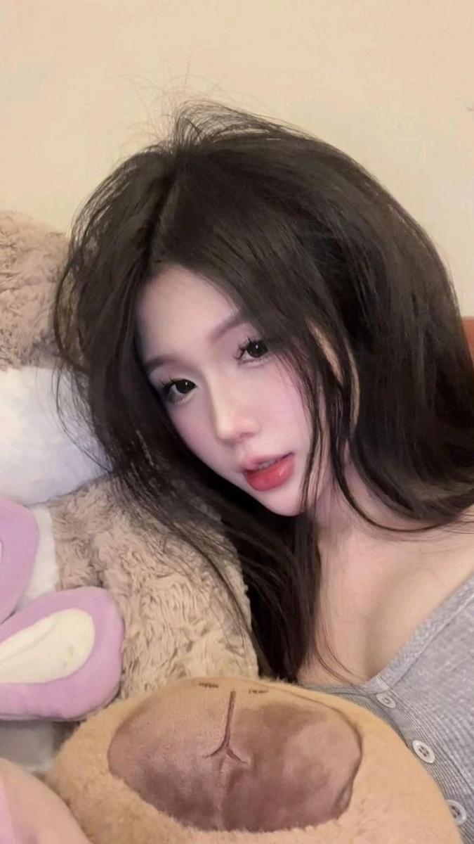 Hình cô gái xinh đẹp diện áo dài trắng chơi đùa