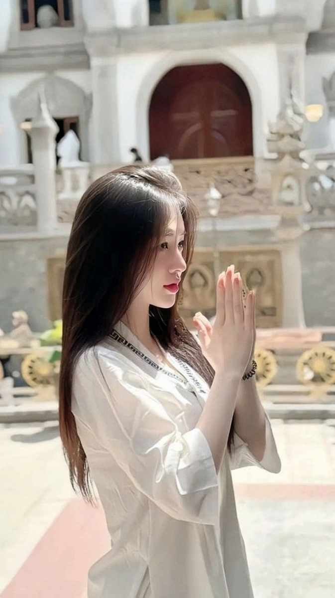 Ảnh cô gái xinh đẹp da trắng tóc nhiều lớp