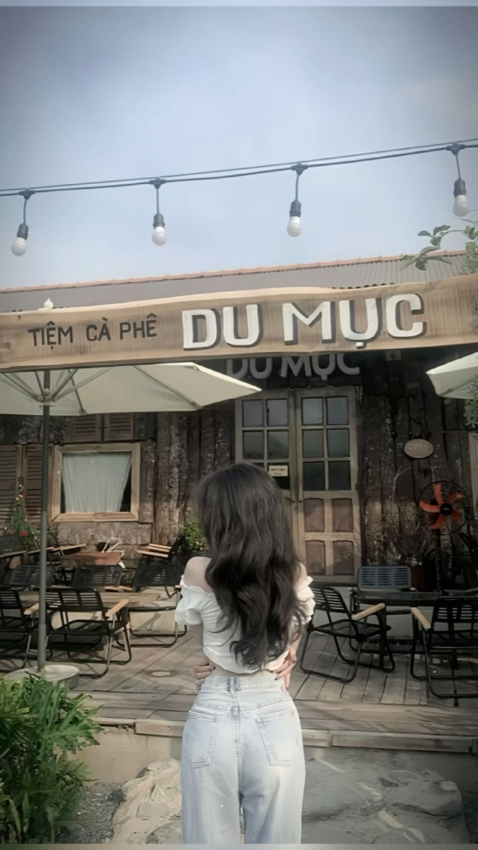 Hình ảnh cô gái xinh đẹp dáng yêu bên nội thất ngoài trời