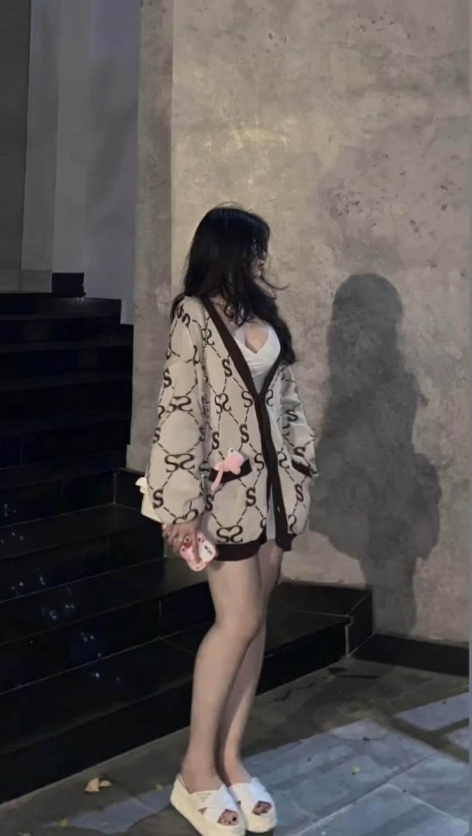 Hình ảnh cô gái xinh đẹp trong giày cao gót