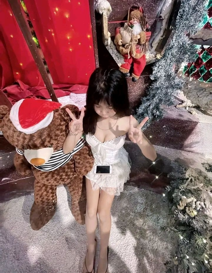 cô gái Xinh Đẹp Giày Cao Gót Đỏ Lót Choi