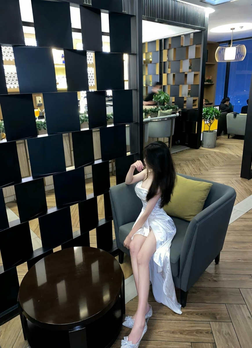 cô gái xinh đẹp trong bộ đồ xinh xắn - Gái xinh đeo kính