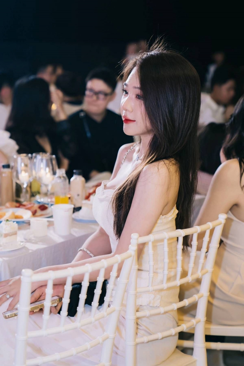 Gái xinh trong bộ đồ cưới đẹp lộng lẫy