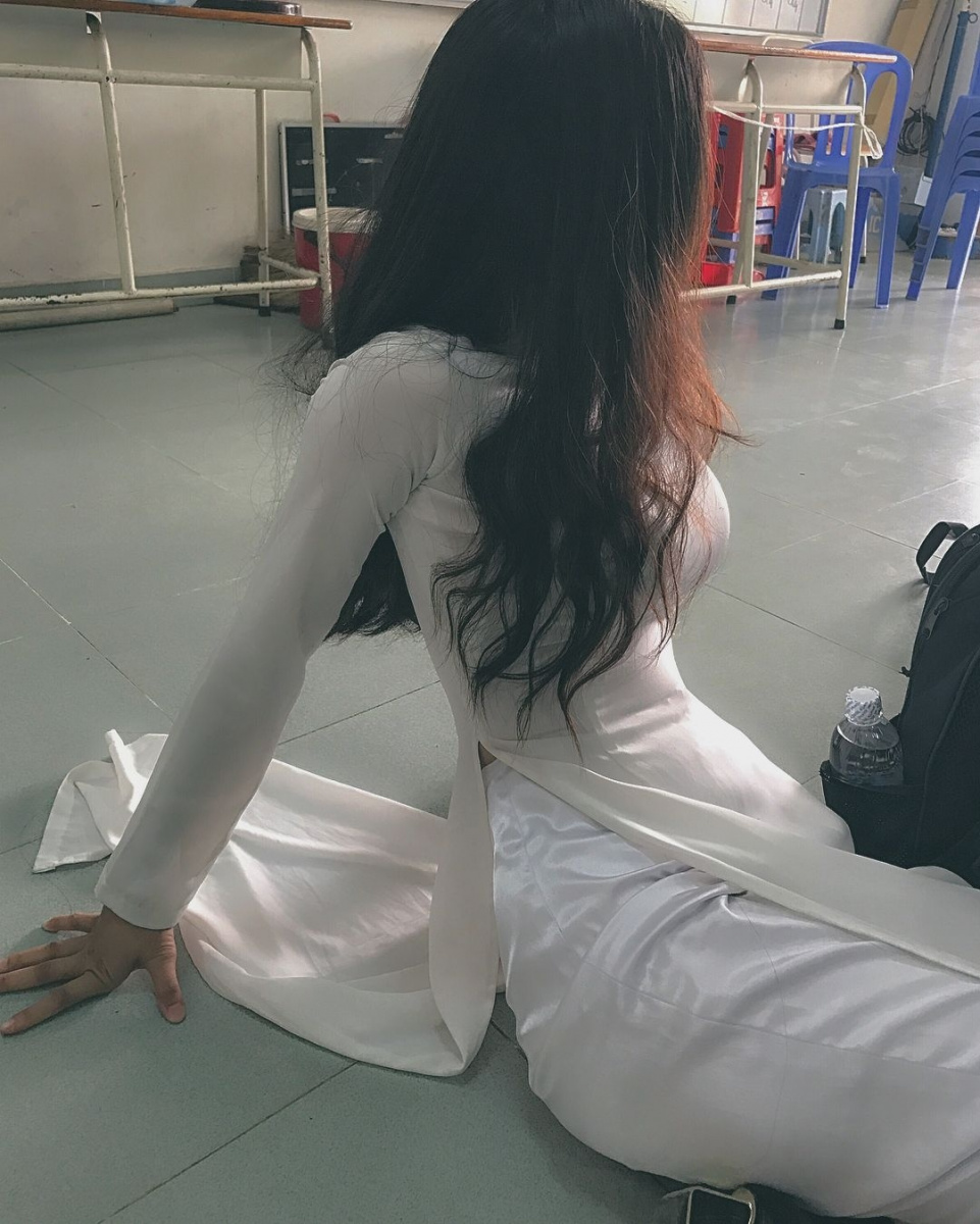Ảnh cô gái xinh đẹp trong trang phục nghệ thuật