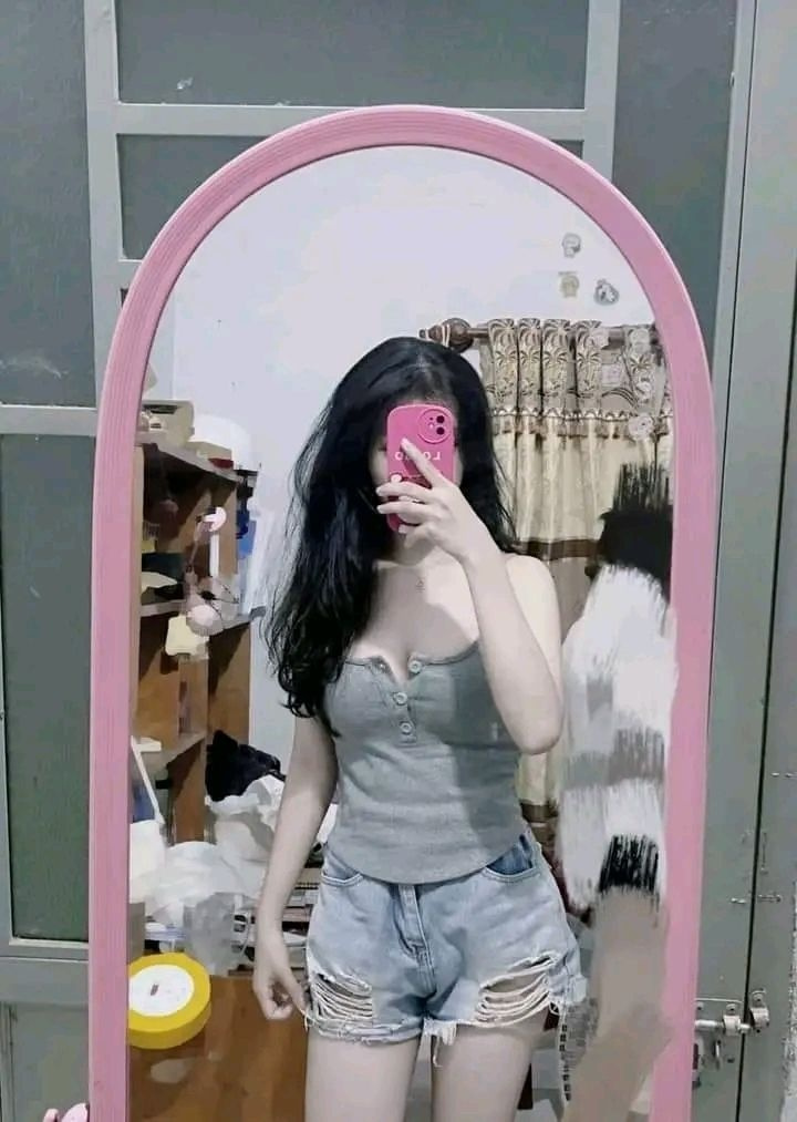 Ảnh cô gái xinh đẹp trong quần short jean và áo sơ mi không tay