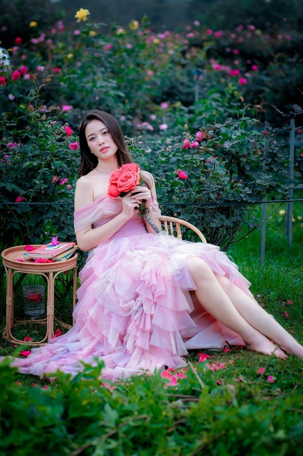 Bộ ảnh gái xinh đẹp với áo choàng và váy ngày