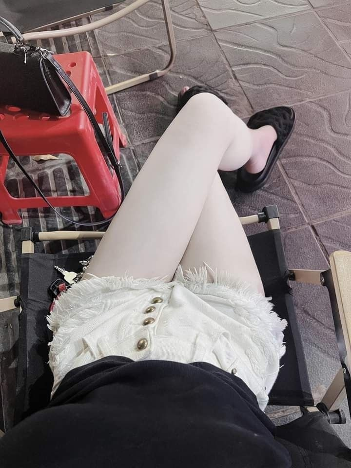 Hình ảnh cô gái xinh đẹp trong bộ quần bò