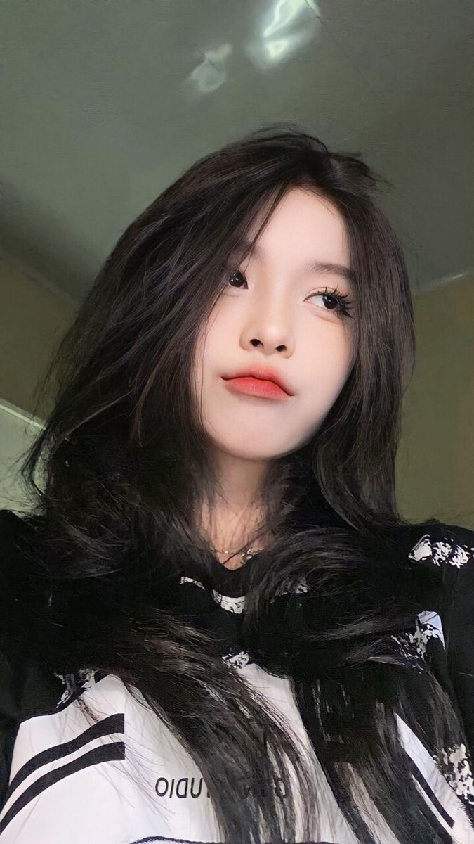 Ảnh vẽ gái xinh đẹp với tóc đen quyến rũ