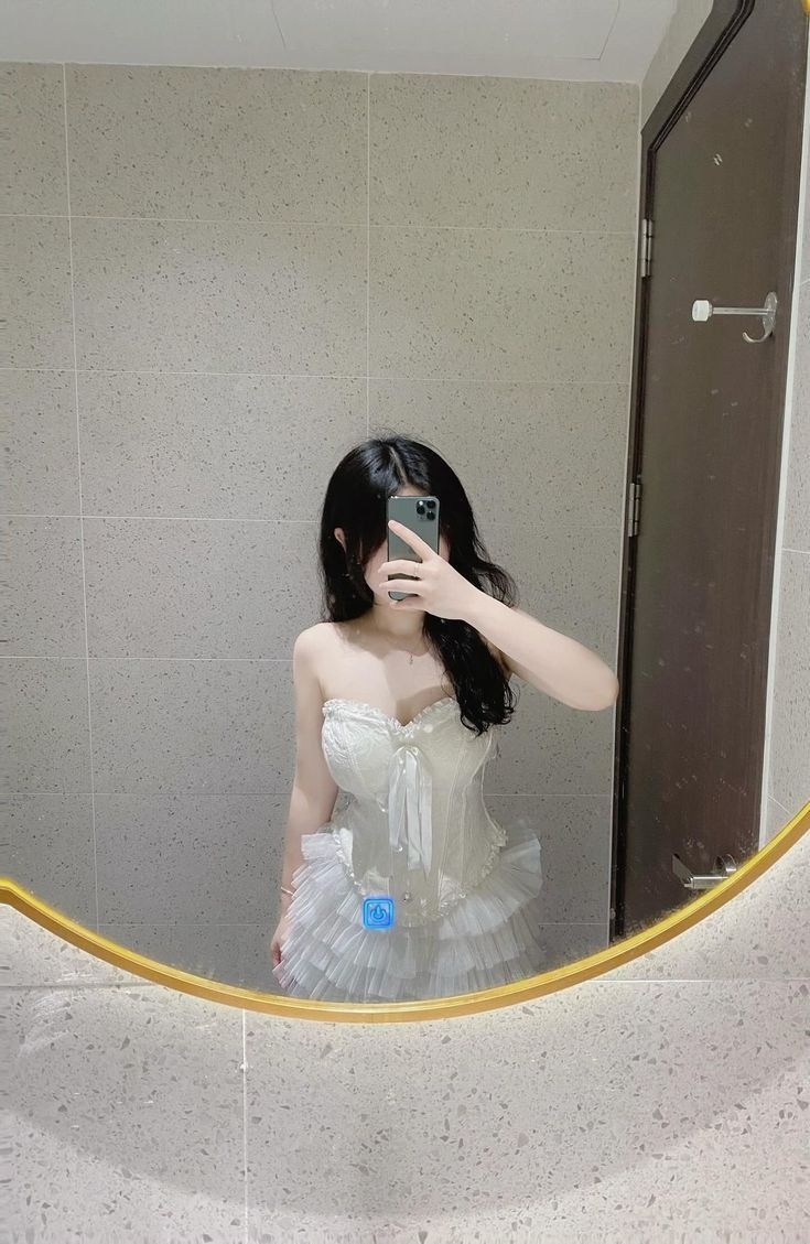 Ảnh gái xinh 16 trong váy hồng đáng yêu
