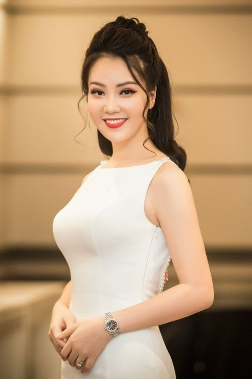 cô gái Xinh Đẹp Mặc Váy Ngày Trong Khu Vườn
