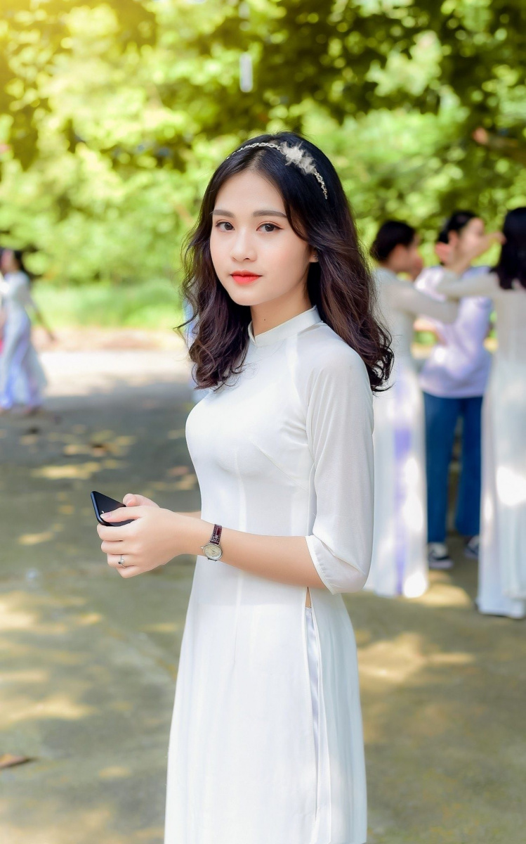 Ảnh nền gái xinh đẹp trong váy ngày nắng